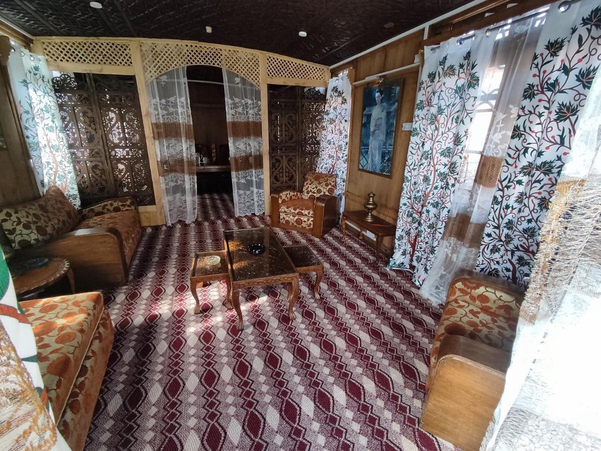 Houseboat Young Balmoral Castle Srinagar  Exterior photo